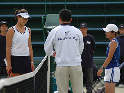 Ana Ivanovic (SCG) and Shiho Hisamatsu (JPN) on Center Court