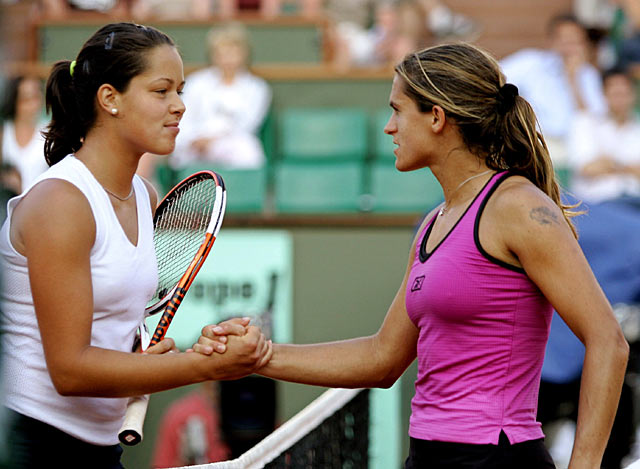 Amelie Mauresmo (R) of France congratulates Ana Ivanovic of Serbia at the end of their third round match of the tennis French Open at Roland Garros, 28 May 2005 in Paris. Ivanovic won 6-4, 3-6, 6-4