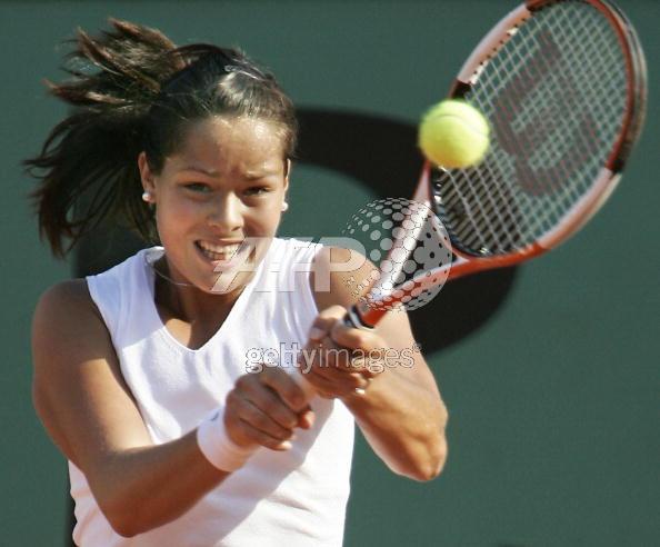 Ana Ivanovic of Serbia returns the ball to Amelie Mauresmo of France during their third round match of the tennis French Open at Roland Garros, 28 May 2005 in Paris