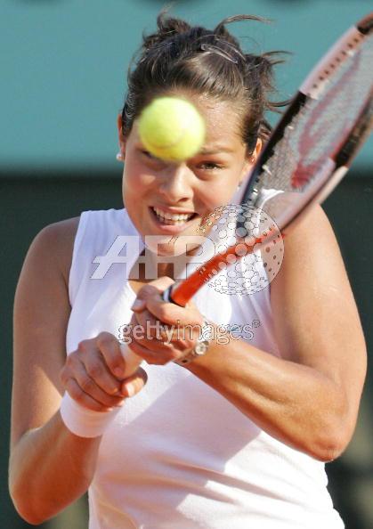 Ana Ivanovic of Serbia returns the ball to Amelie Mauresmo of France during their third round match of the tennis French Open at Roland Garros, 28 May 2005 in Paris