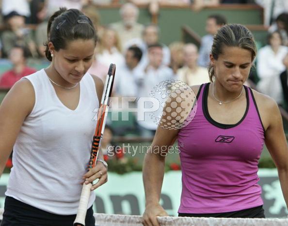 Amelie Mauresmo (R) of France and Ana Ivanovic of Serbia leave the central at the end of their third round match of the tennis French Open at Roland Garros, 28 May 2005 in Paris. Ivanovic won 6-4, 3-6, 6-4