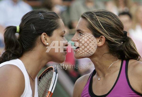 Amelie Mauresmo (R) of France congratulates Ana Ivanovic of Serbia at the end of their third round match of the tennis French Open at Roland Garros, 28 May 2005 in Paris. Ivanovic won 6-4, 3-6, 6-4