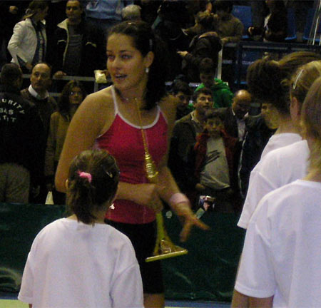 The major of Belgrade handed the model of Tower to Novak and Ana after the match.