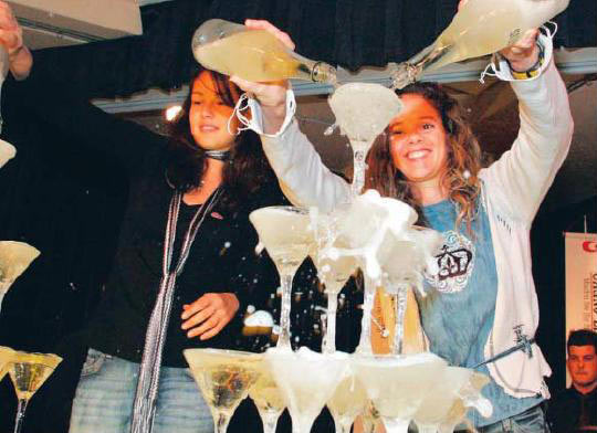 at the Players Party Monday night at the Linzer Casino. This is where Patty Schnyder, the number four of the tournament, with the Serbian Ana Ivanovic (left) poured the Sparkling Wine Pyramid quasi-two-handed. 