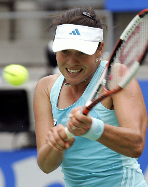 Ana Ivanovic of Serbia-Montenegro hits a return against Amelie Mauresmo of France in the second round match at the ATP/WTA Sydney International in Sydney, 10 January 2006. Ivanovic won 6-3,7-5. 