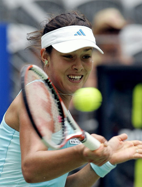 Ana Ivanovic of Serbia-Montenegro hits a return against Amelie Mauresmo of France in the second round match at the ATP/WTA Sydney International in Sydney, 10 January 2006. Ivanovic won 6-3,7-5. 