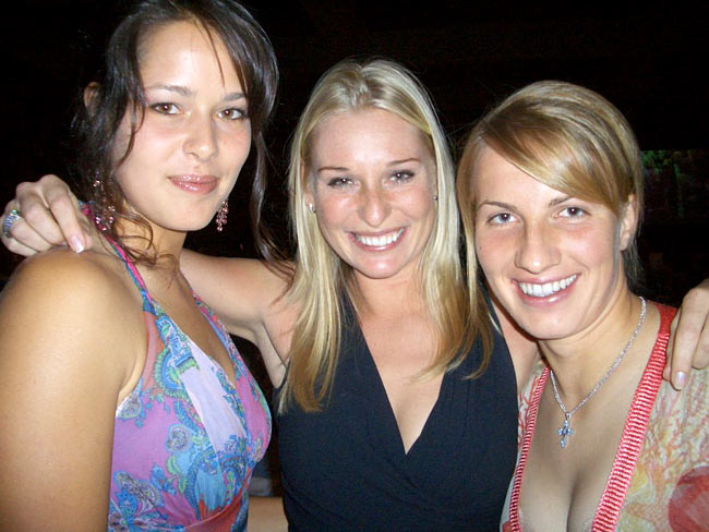 Ana Ivanovic (L) of Serbia and Montenegro, Barbara Schett and Svetlana Kuznetsova during the Hopman Cup in Perth, Australia January, 2006