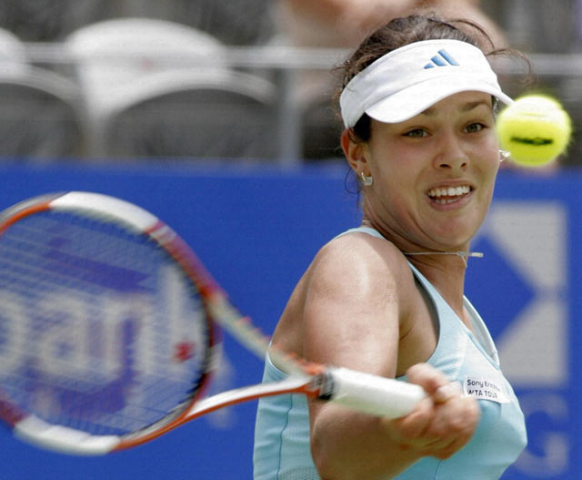 Ana Ivanovic of Serbia-Montenegro hits a return against Amelie Mauresmo of France in the second round match at the ATP/WTA Sydney International in Sydney, 10 January 2006. Ivanovic won 6-3,7-5. 